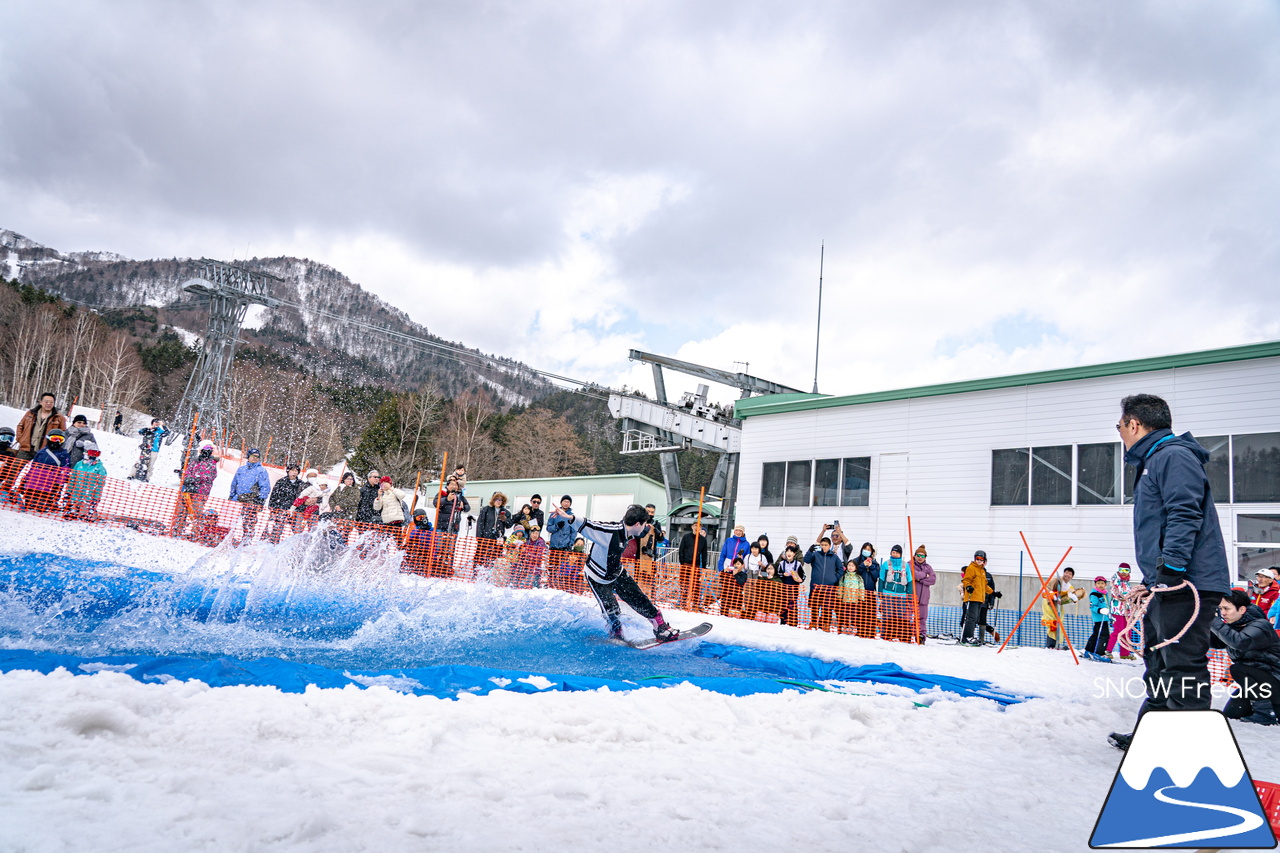 富良野スキー場｜季節は、まだ冬？それとも…？小雪が舞い、たくさんの雪が残る富良野スキー場で、春の恒例イベント『春スキー池渡り大会』開催(^^)/